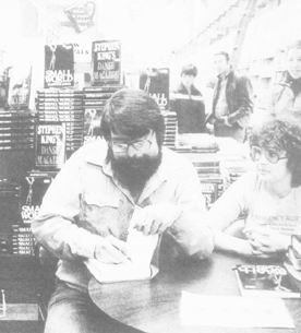 !1981年斯蒂芬・金和他的妻子塔比在书店为读者签名售书.jpg